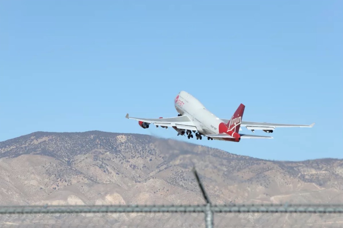 Virgin Orbit запускает 10 спутников в историческом испытательном полете