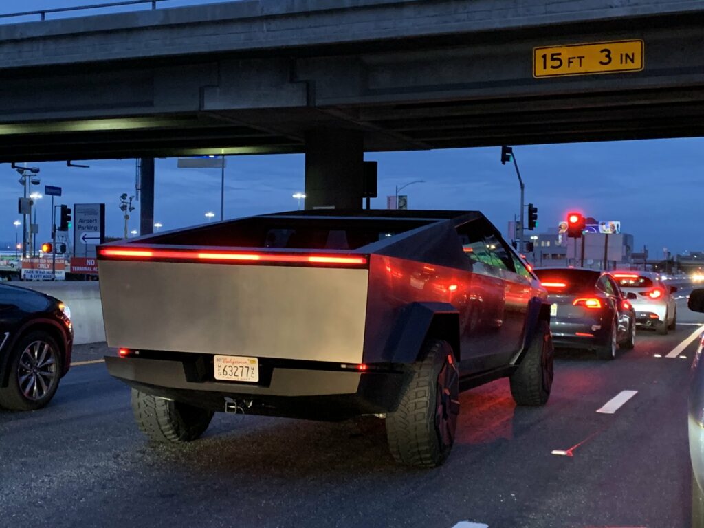 Пикап Cybertruck снятый во время тестирования на дорогах общего пользования очевидцами. Его серийное производство начнется уже в этом году на новой фабрике в Техасе / ©Cody Simms, Twitter