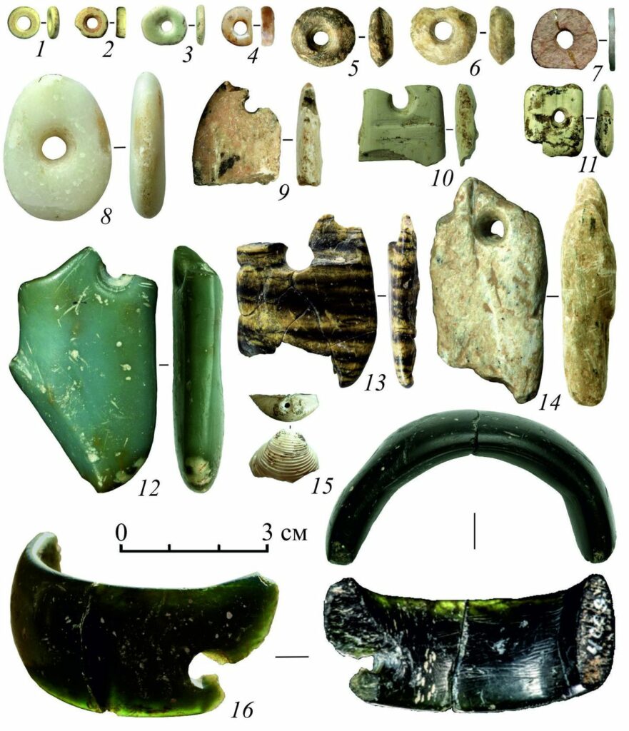 Украшения ранней стадии верхнего палеолита из скорлупы, поделочного камня и раковины моллюска / ©ИАЭТ СО РАН