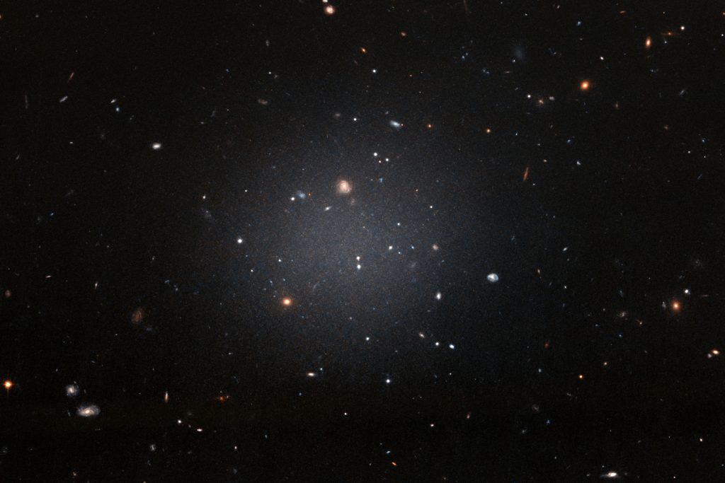 Галактика NGC 1052-DF2 находится в центре снимка и выглядит как очень неплотная, разреженная группа звезд / ©Wikimedia Commons