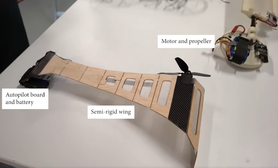 У этого гибкого дрона очень необычный способ полета