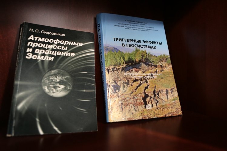 Книги в библиотеке Института физики Земли им. О.Ю. Шмидта РАН.Фото: Ольга Мерзлякова / «Научная Россия»