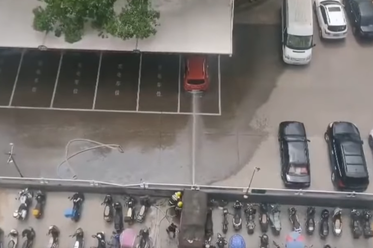 Видео: Электрический внедорожник взорвался во время зарядки