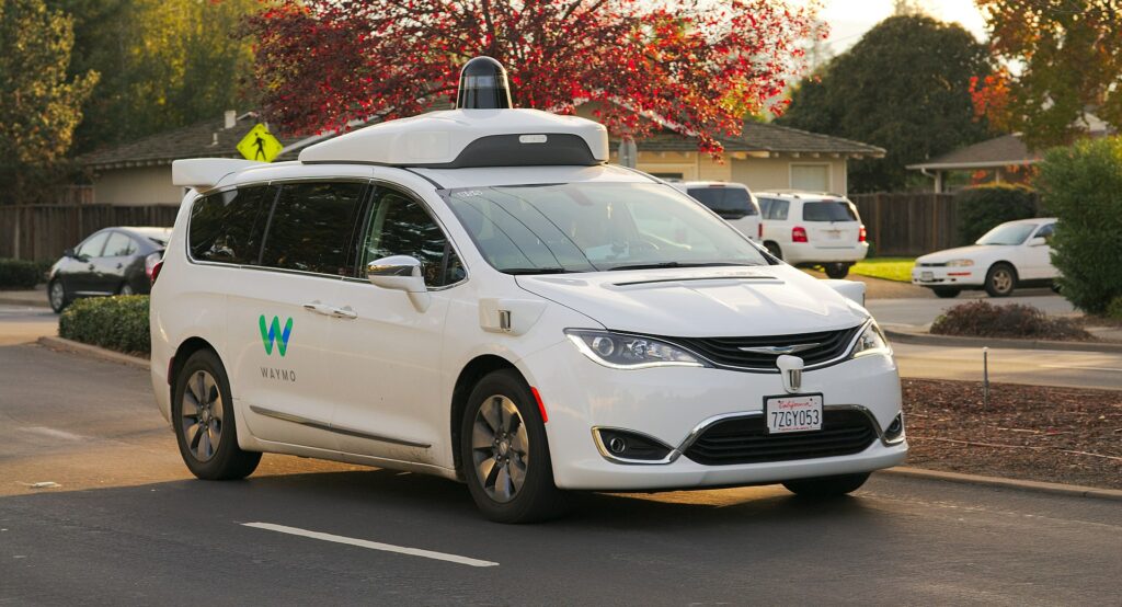 Chrysler Pacifica Hybrid с установленным оборудованием Waymo / ©Dllu, Wikimedia