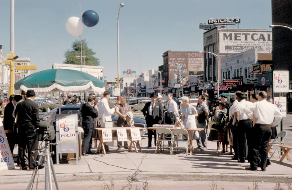 Вакцинация от полиомиелита, США 1961 год. Первый вариант этой вакцины в 1955 году привел к смерти нескольких человек – вирус полиомиелита в нем был плохо инактивирован. Однако в новой вакцине просто нет вирусов, способных размножаться в человеке, так что настолько экстремальный сценарий для нее нереален / ©Wikimedia Commons