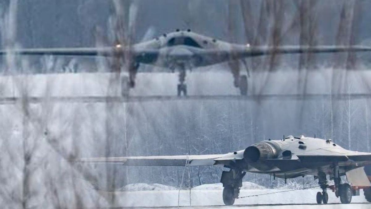 На фоне Су-57: снимок демонстрирует истинные размеры российского Охотника