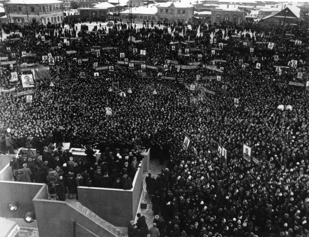 Похороны Сталина. Из-за большого скопления народа и, возможно не совсем грамотной организации шествия, во время похорон произошла трагедия, были задавлены сотни людей.