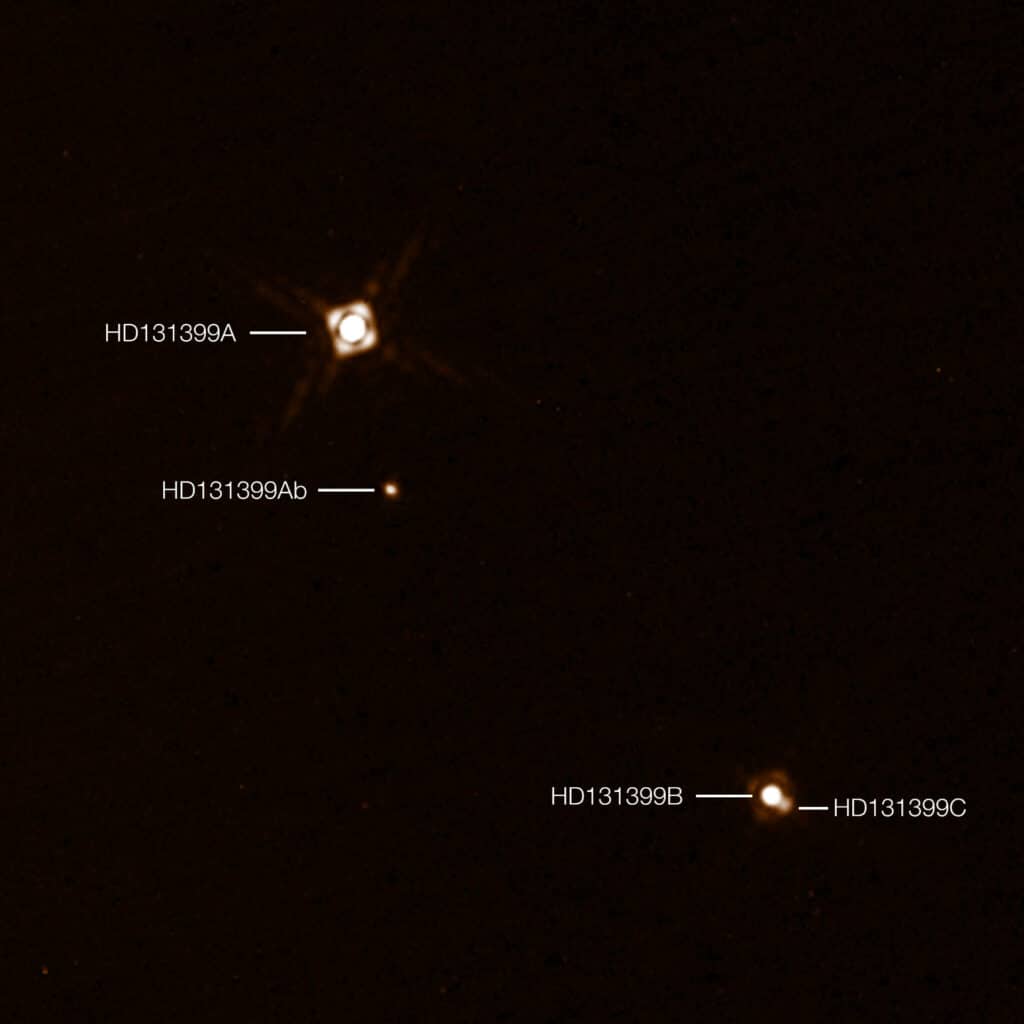 Композитный снимок «планеты» HD 131399Ab в тройной системе HD 131399. Снимок «планеты» был получен инструментом SPHERE телескопа VLT. / ©K. Wagner et al / ESO.