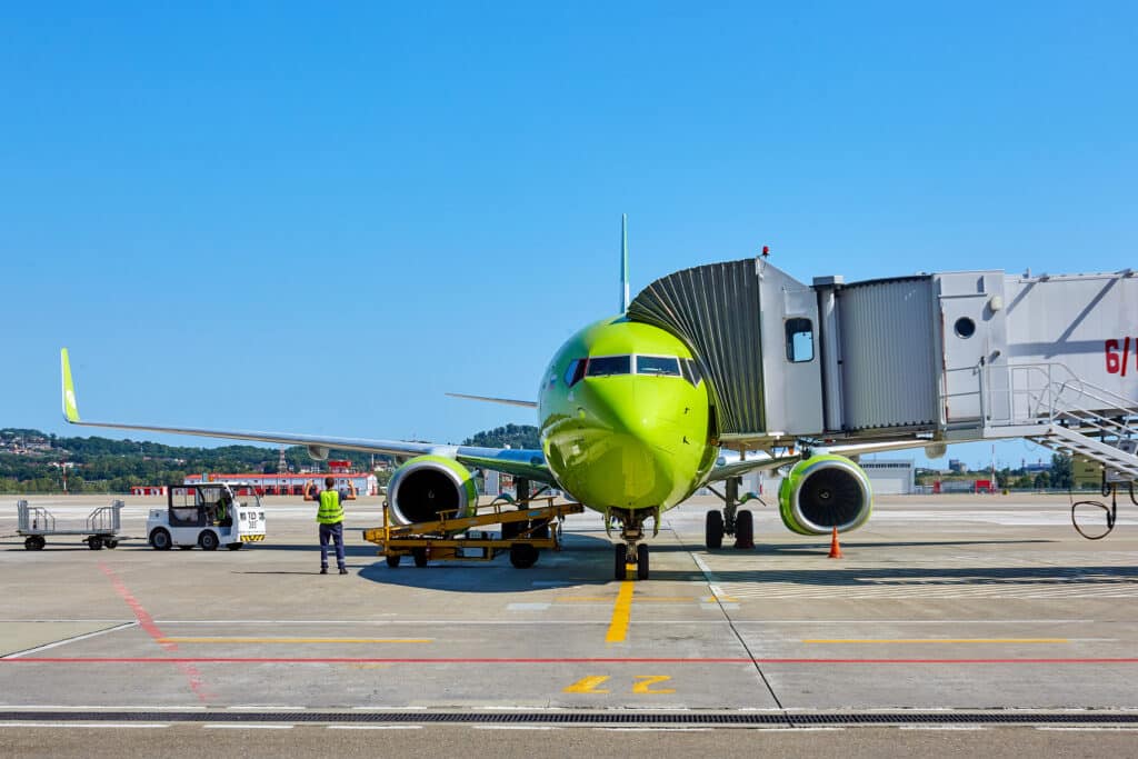 Самолет S7 Airlines на стоянке в аэропорту Сочи. Идет подготовка к выгрузке багажа, пассажиры покидают самолет по телетрапу / ©S7 Airlines