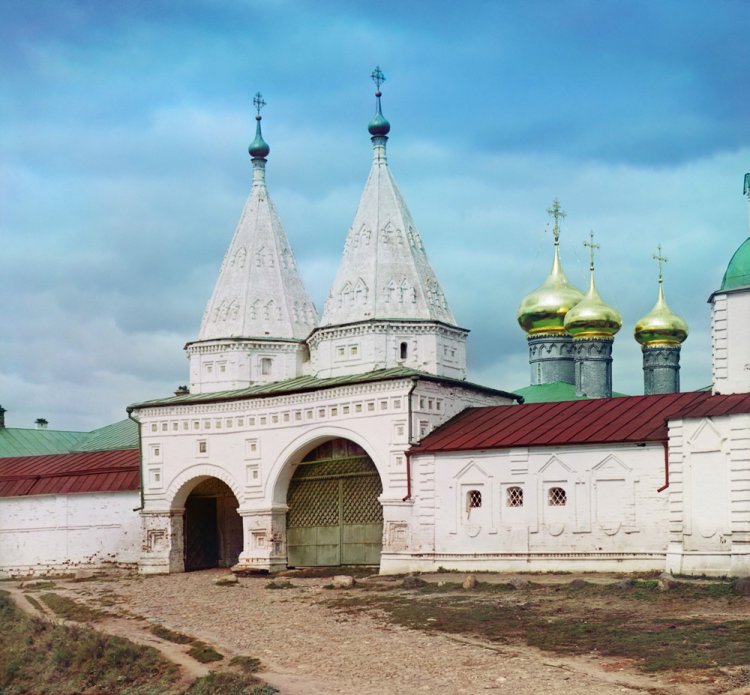 Входные врата Преподобенского Ризположенского монастыря. Суздаль.. Прокудин-Горский, 1912 г.