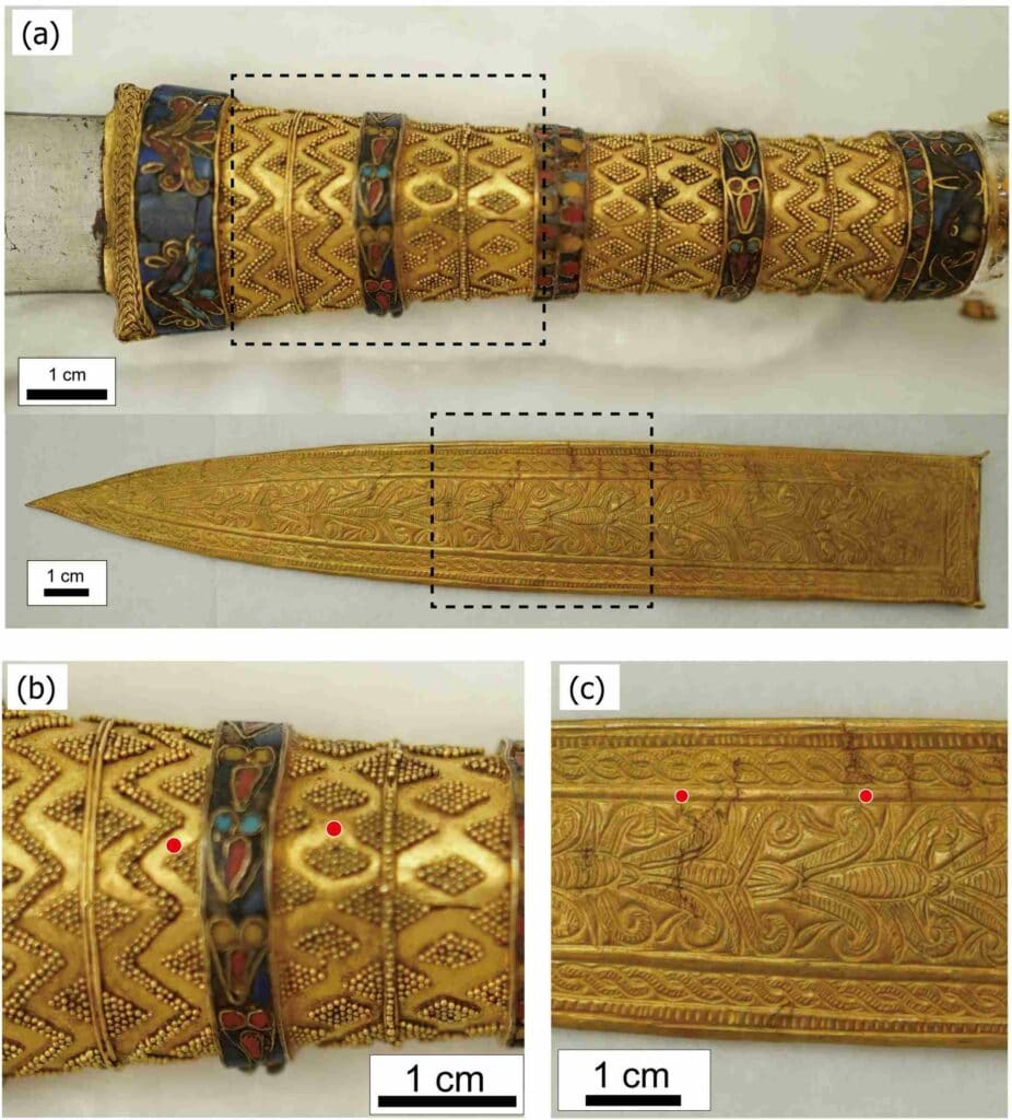а) рукоять (сверху) кинжала и ножны (снизу); b) и с) увеличенные снимки фрагментов / ©Takafumi Matsui et al.