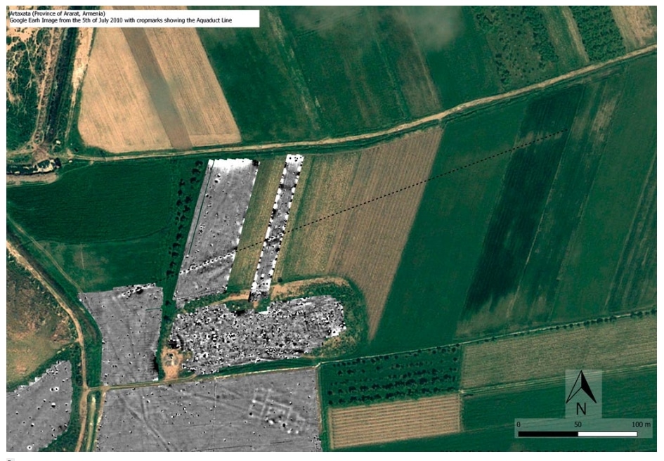 Результаты геомагнитной разведки в Арташате. Пунктирная линия обозначает расположение акведука / ©Lichtenberger, Achim et al.