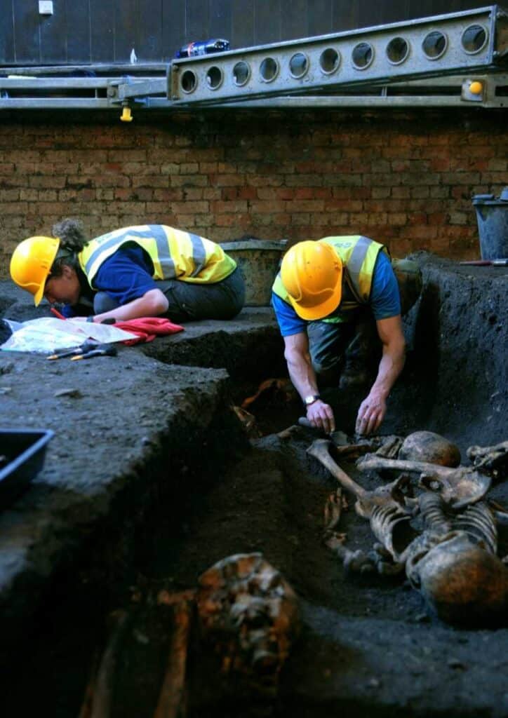 Археологи на раскопках средневекового кладбища / © Cambridge Archaeological Unit