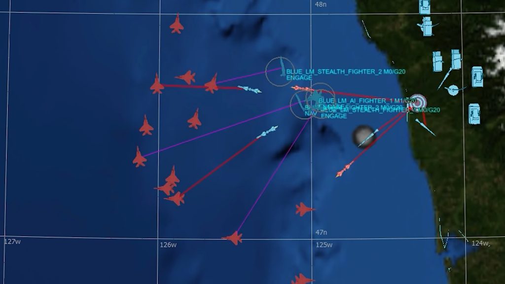 Компьютерная симуляция отражения группой истребителей под управлением ИИ (синие) атаки нескольких самолетов противника (красные) при поддержки сил ПВО / ©DARPAtv, YouTube