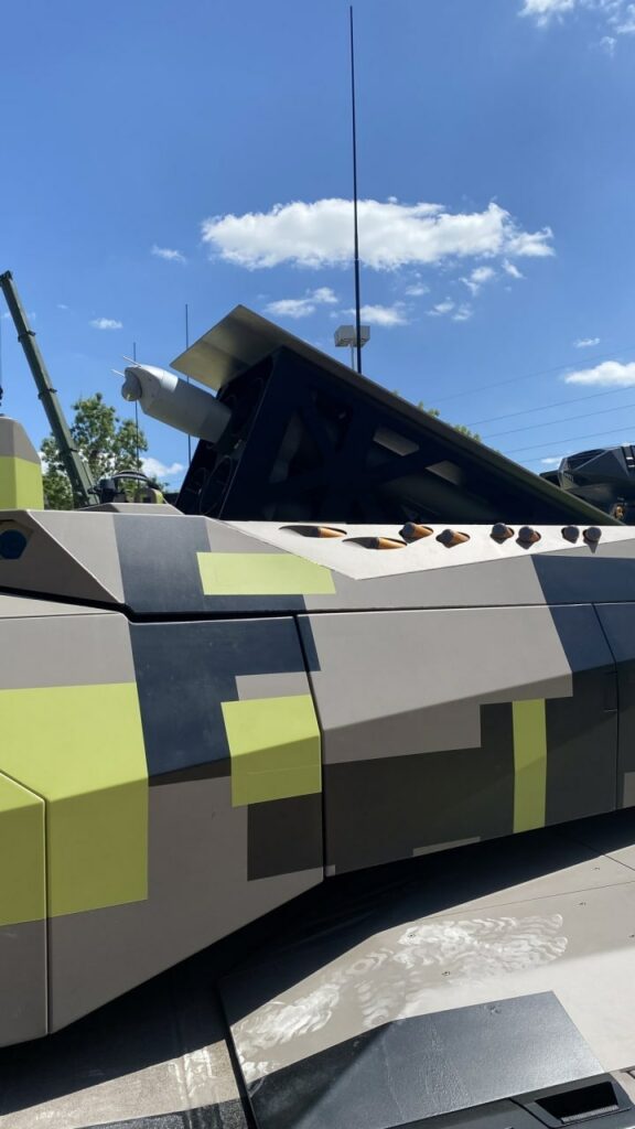 Фото с выставки Eurosatory 2022. Пусковая беспилотника-камикадзе HERO 120 на танке нового типа. Каждый такой дрон может летать до 60 минут на удалении до 40 километров от запустившего его танка. Масса боевой части БЛА 3,5 килограмма, он может поражать бронетехнику и окопанные огневые точки противника / © Rheinmetall