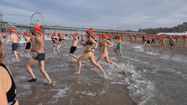 Традиционный новогодний заплыв в Схевенингене, Нидерланды.Фото: Richard Mulder / Den Haag FM