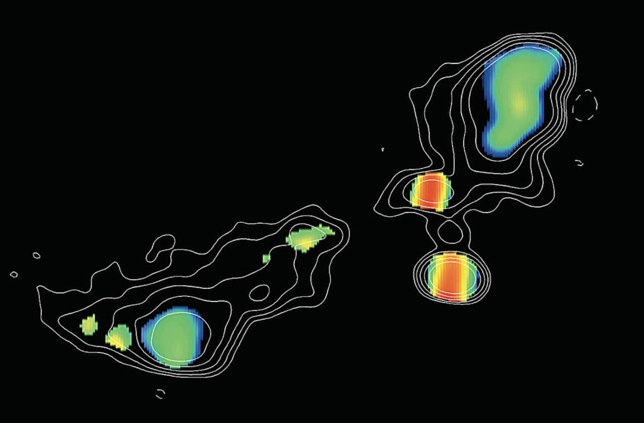 Наблюдения, полученные комплексом радиотелескопов VLBA. На снимке две сверхмассивные черные дыры (кляксы с красной полосой). Та, что выше, вероятно, недавно поглотила массивную звезду и выбросила два джета. Сине-зеленые кляксы справа и слева — концы этих джетов / © H.L. Maness/Grinnell College