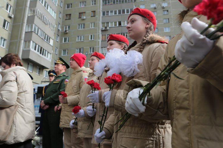 Торжественная церемония открытия мемориальной доски в честь летчика, Героя Советского Союза Дмитрия Васильевича Каприна