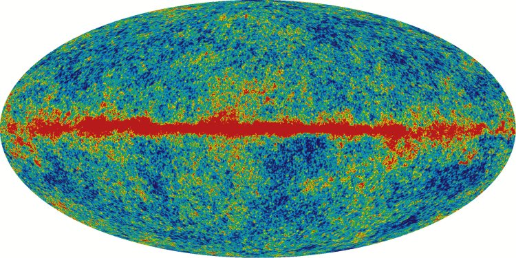 Реликтовое тепловое излучение, заполняющее Вселенную, было испущено через несколько сотен тысяч лет после Большого взрыва. На фото ― карта анизотропии (неоднородности) температуры этого микроволнового излучения по данным спутника WMAP. Горизонтальная полоса ― засветка от нашей Галактики. Красным цветом отмечены более горячие области Вселенной, а синим ― более холодные. Фото: NASA / Goddard / WMAP Science Team