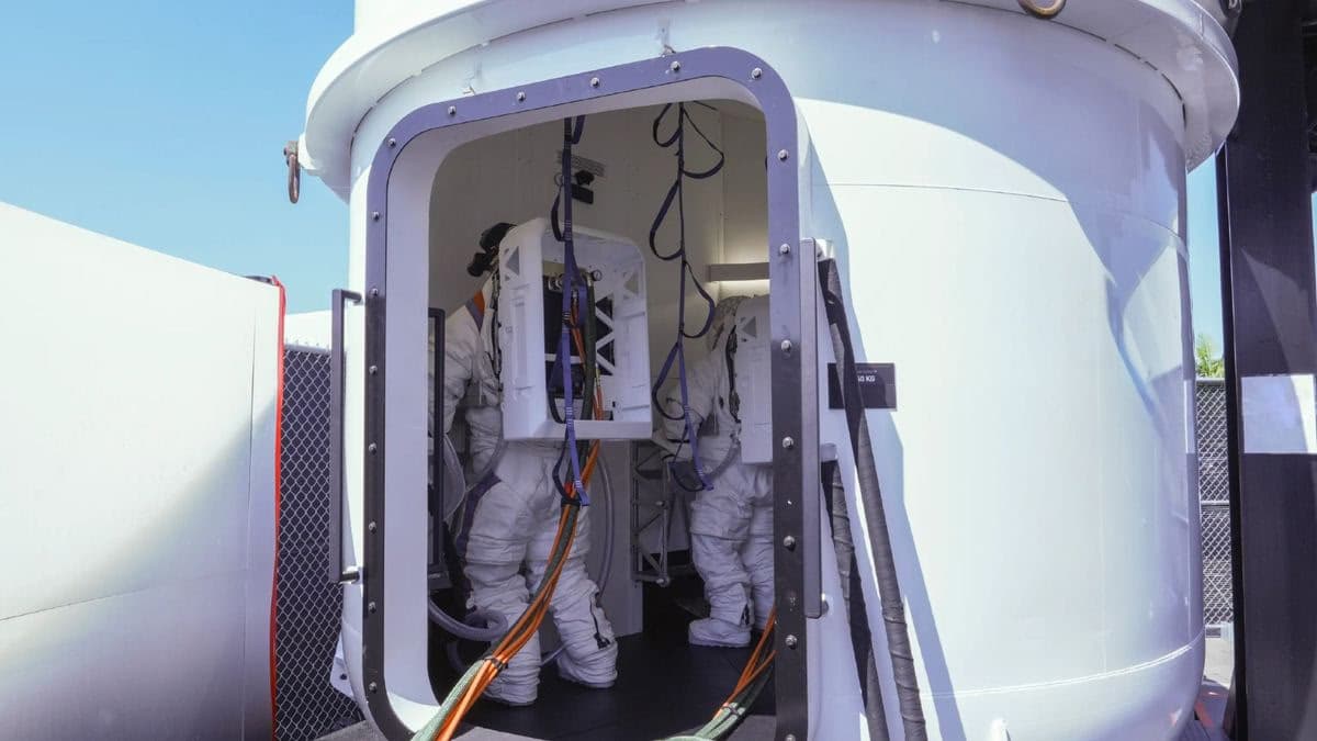 Скафандры, в которых астронавты NASA проверяют пригодность шлюза Starship для выхода на Луне / © Space.com