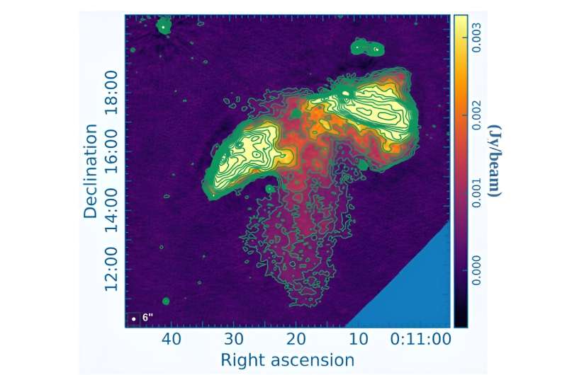 Изображение радиогалактики J0011+3217 по данным LOFAR на частоте 144 мегагерц / © Wikimedia Commons