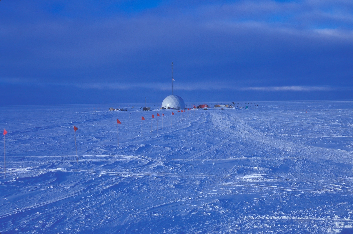 Верхний лагерь и буровая вышка GISP2 / © Christine Massey