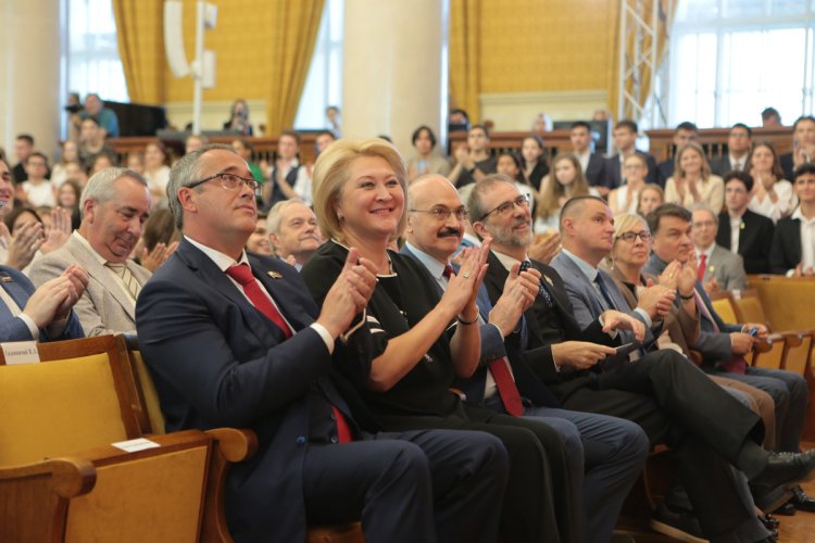 Поздравить первокурсников прибыли высокие гости — представители Совета Федерации, Государственной Думы и Московской городской думы.Фото: Ольга Мерзлякова / «Научная Россия»