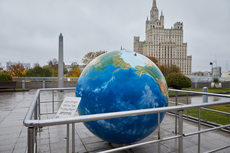 Глобус Набокова на крыше Московского планетария. Фото: Елена Либрик / «Научная Россия»